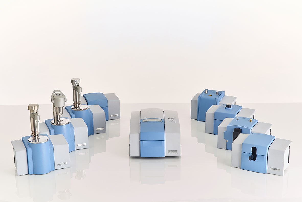 The family of QuickSnap sampling modules that fit the ALPHA II, from ATR and transmission to diffuse reflection, each swapped without tools
